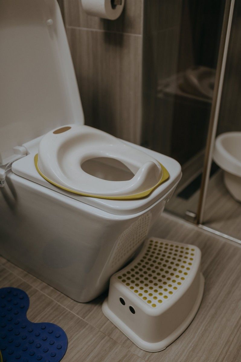 WC-szűkítő a WC-n, előtte fellépő
