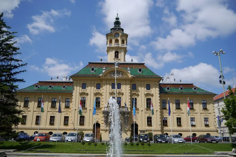 The City Hall tower and the fountain on Széchenyi tér