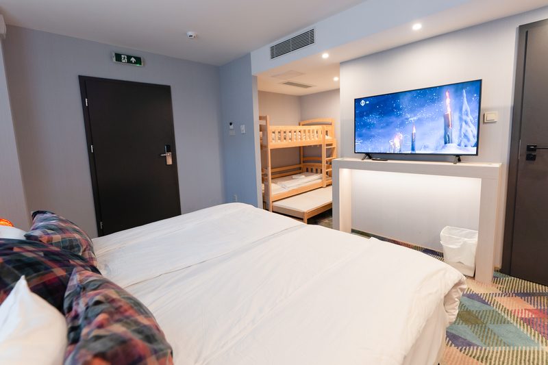 Double bed and bunk bed with a pull-out lower bed, in one room