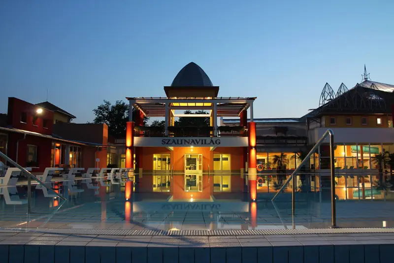 The building and pool of the Szent Erzsébet Medicinal Baths in Mórahalom at dusk