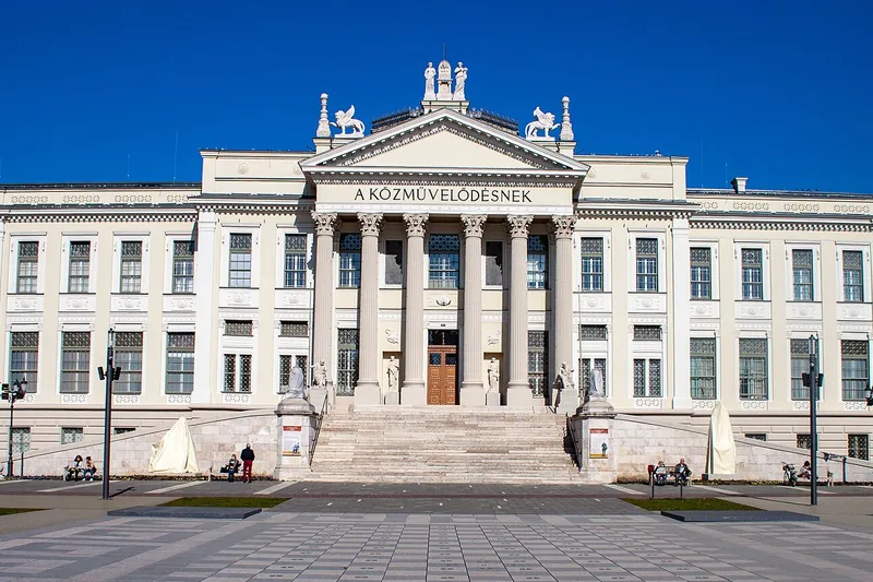 A Móra Ferenc Múzeum oszlopos homlokzata