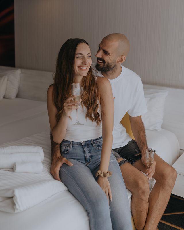 Patul matrimonial mare din camera Superior King Size Lover Room