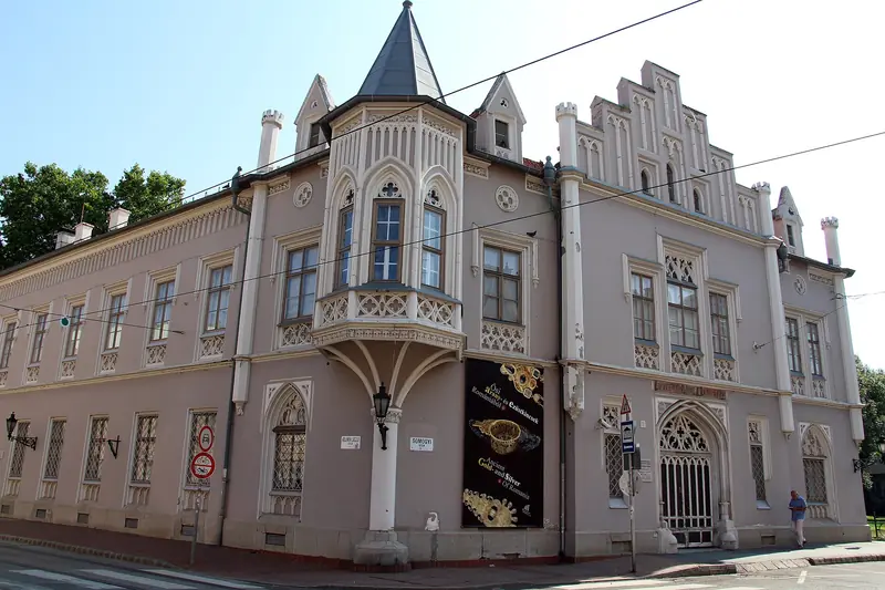 Fațada romantică a Casei Negre (Fekete ház) de pe strada Somogyi