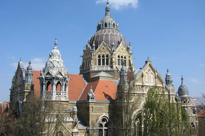 Cupola și turnurile decorate ale Noii Sinagogi