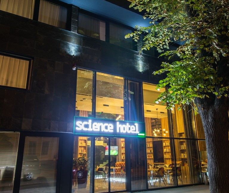 Fasada Science Hotela uveče, osvetljena