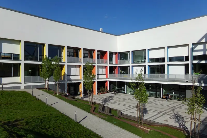 Bela zgrada i dvorište Agore Szent-Györgyi Albert
