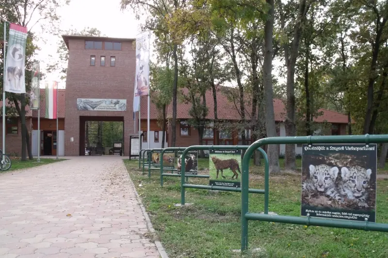 Ulaz u Zoološki vrt Segedin sa ulaznom zgradom i tablama dobrodošlice