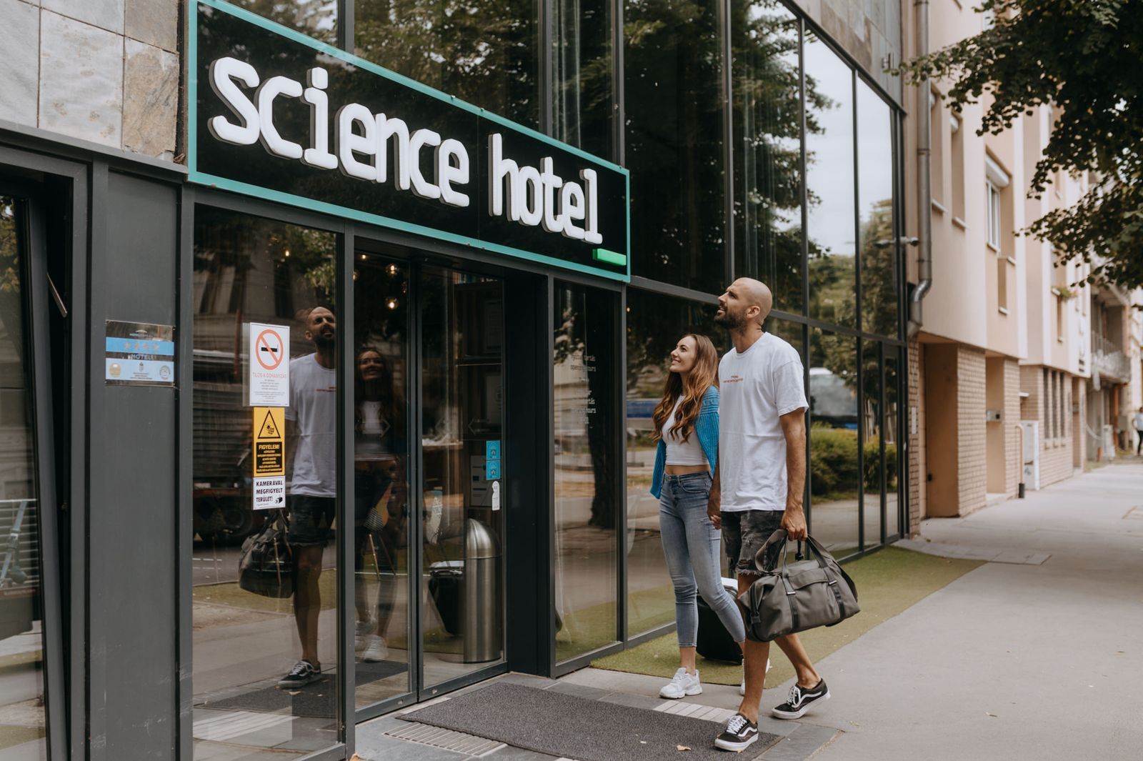 Par stiže na ulaz Science Hotela